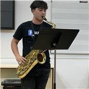 Estudiante de música con 9 años de experiencia tocando diferentes saxofones, actualmente en dos grupos musicales, doy clase online